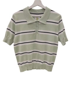 Polo de punto de manga corta para chica en rayas verdes, blancas y detalles negros, cuello clásico de solapa y botones, dobad