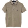 Polo de manga corta beige para chico, tejido de punto con textura, cuello clásico en contraste oscuro y escudo bordado en el胸