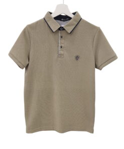 Polo de manga corta beige para chico, tejido de punto con textura, cuello clásico en contraste oscuro y escudo bordado en el胸