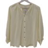 Blusa holgada de chica en color blanco marfil o amarillo pálido, tejido arrugado ligero y botones frontales pequeños, manga 3