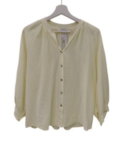 Blusa holgada de chica en color blanco marfil o amarillo pálido, tejido arrugado ligero y botones frontales pequeños, manga 3