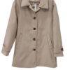 Gabardina fina en tono beige claro para chica, corte recto, cuello con solapa ancha, cierre de cinco botones efecto madera y