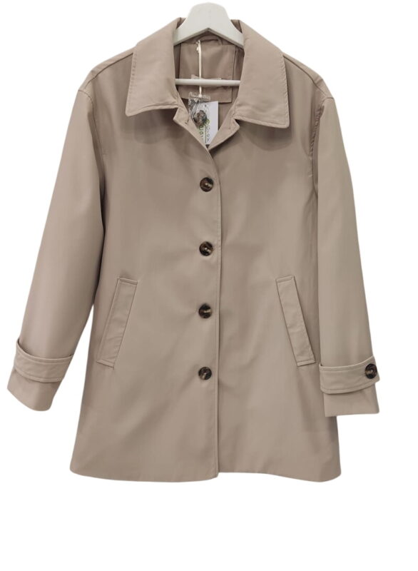Gabardina fina en tono beige claro para chica, corte recto, cuello con solapa ancha, cierre de cinco botones efecto madera y