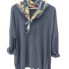 Jersey fino azul grisáceo de chica, corte holgado, manga larga, con pañuelo floral integrado en el escote, mangas con doblez