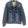Cazadora vaquera para chico en azul denim lavado, corte recto, cuello de solapa, bolsillos con tapeta, costuras en contraste