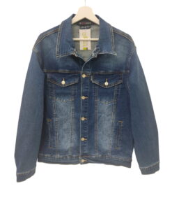 Cazadora vaquera para chico en azul denim lavado, corte recto, cuello de solapa, bolsillos con tapeta, costuras en contraste
