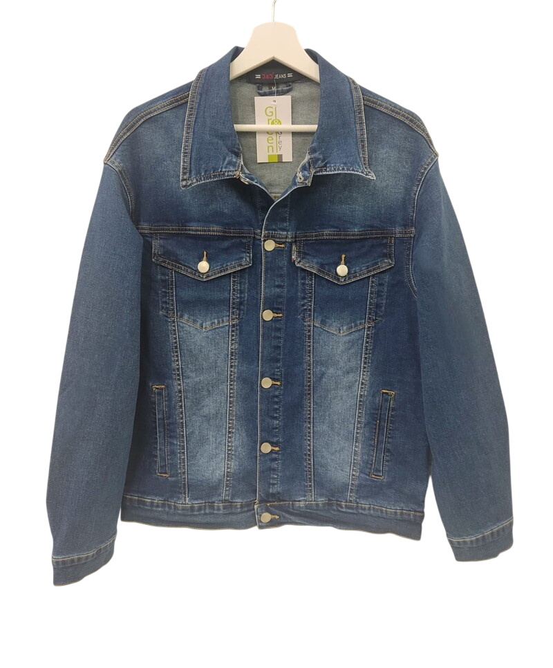 Cazadora vaquera para chico en azul denim lavado, corte recto, cuello de solapa, bolsillos con tapeta, costuras en contraste