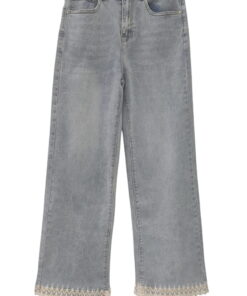 Pantalón vaquero culotte azul claro de chica, corte recto hasta el tobillo con cintura alta y bajo rematado en encaje blanco.