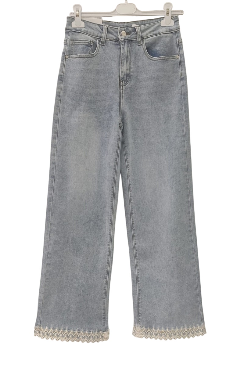 Pantalón vaquero culotte azul claro de chica, corte recto hasta el tobillo con cintura alta y bajo rematado en encaje blanco.