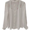 Camisa blanca de chica con bordados de punto de cruz multicolores en mangas y parte superior, cuello alto fruncido, tejido de
