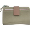 Cartera rectangular en tejido texturizado verde oliva claro con solapa beige, bolsillo frontal para tarjetas y detalle de nud