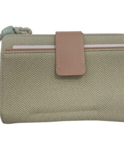 Cartera rectangular en tejido texturizado verde oliva claro con solapa beige, bolsillo frontal para tarjetas y detalle de nud