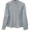 Blusa azul claro de manga larga para chica, con cuello alto de volantes y bordados de flores en tonos rosados y blancos en la