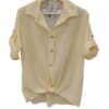 Blusa de rayas verticales en amarillo claro o crema pastel, manga 3/4 roll-up, nudo frontal, cuello clásico y detalle de encA