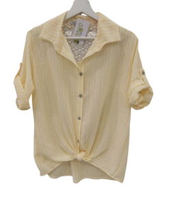 Blusa de rayas verticales en amarillo claro o crema pastel, manga 3/4 roll-up, nudo frontal, cuello clásico y detalle de encA