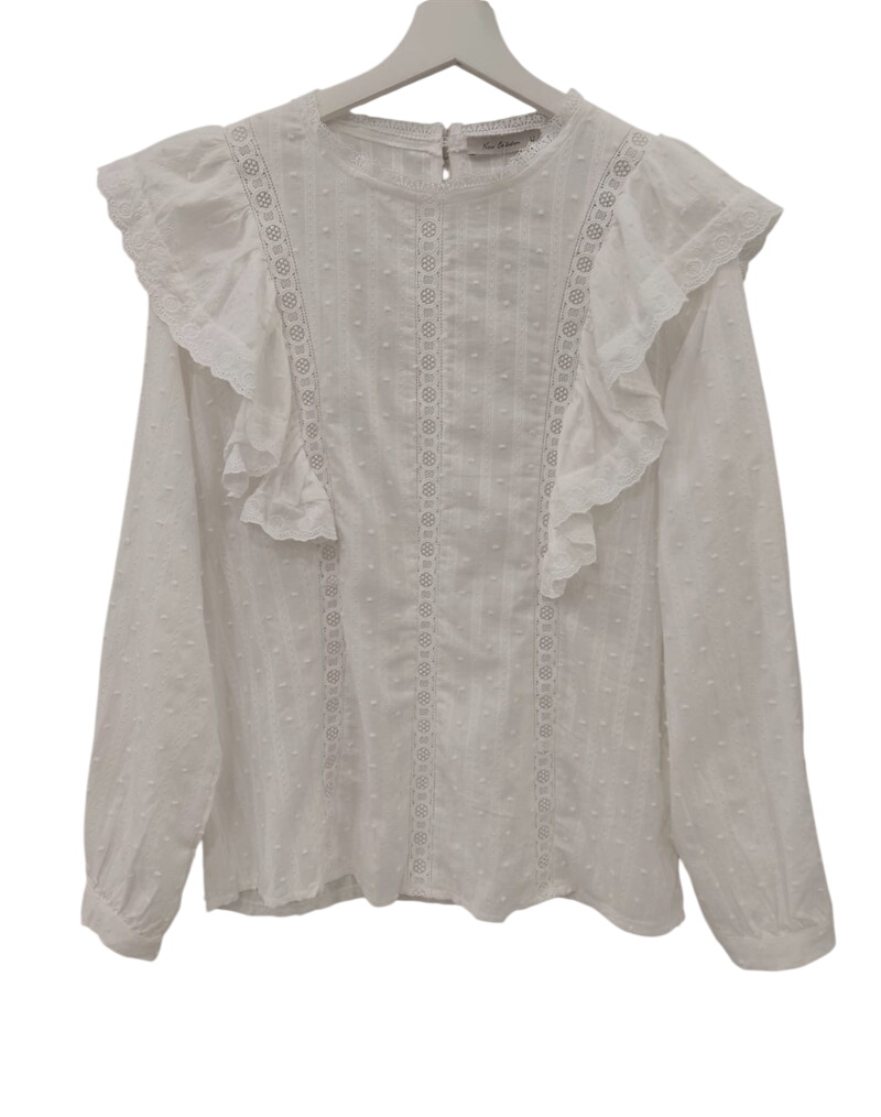 Blusa blanca de manga larga para chica con encaje decorativo, volantes en hombros, textura de topos y corte suelto en algodón