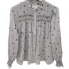 Blusa navy de chica con manga larga, rayas horizontales grises y flores bordadas en hilo oscuro, volante en escote y cierre a