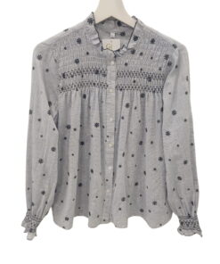 Blusa navy de chica con manga larga, rayas horizontales grises y flores bordadas en hilo oscuro, volante en escote y cierre a