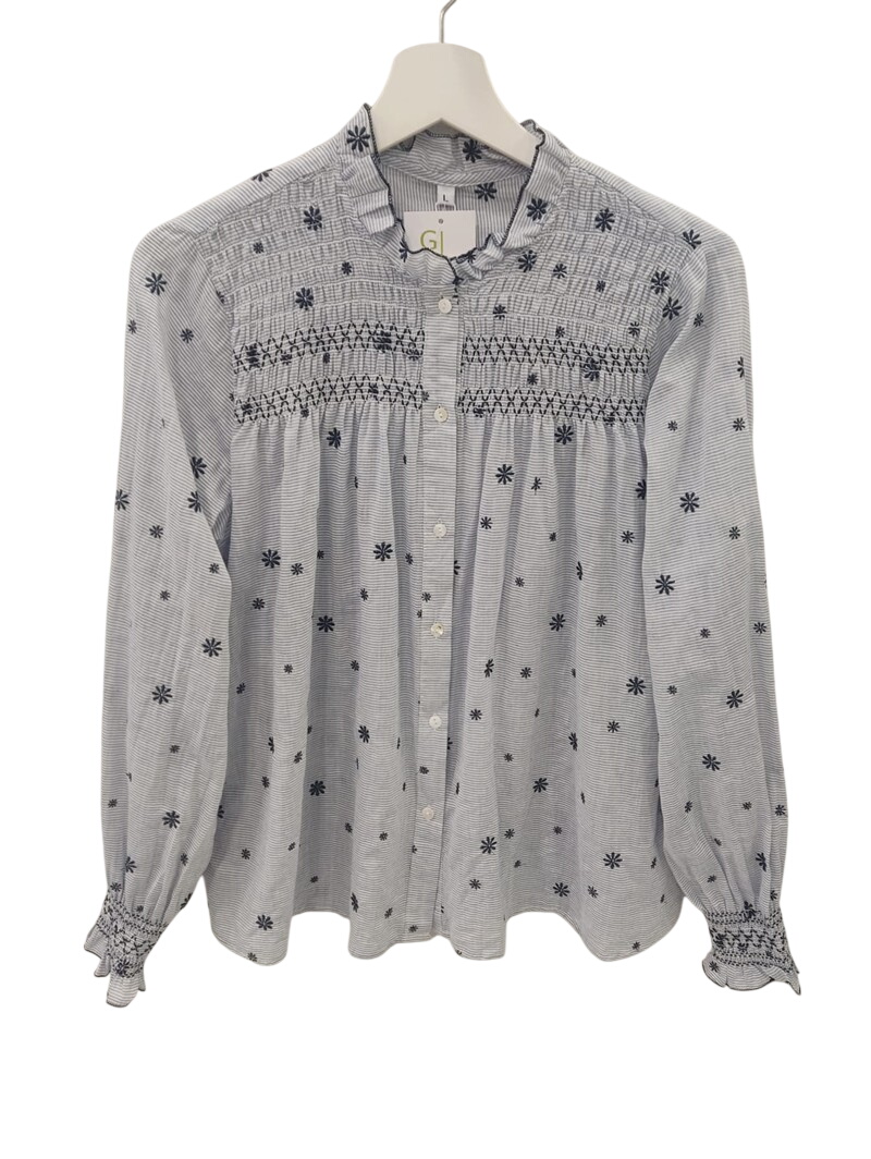Blusa navy de chica con manga larga, rayas horizontales grises y flores bordadas en hilo oscuro, volante en escote y cierre a