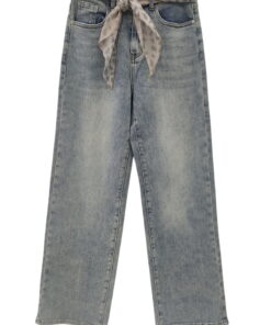 Pantalón vaquero straight fit azul claro de chica, corte recto, cintura alta, con cinturón de gasa estampado y acabados limpl