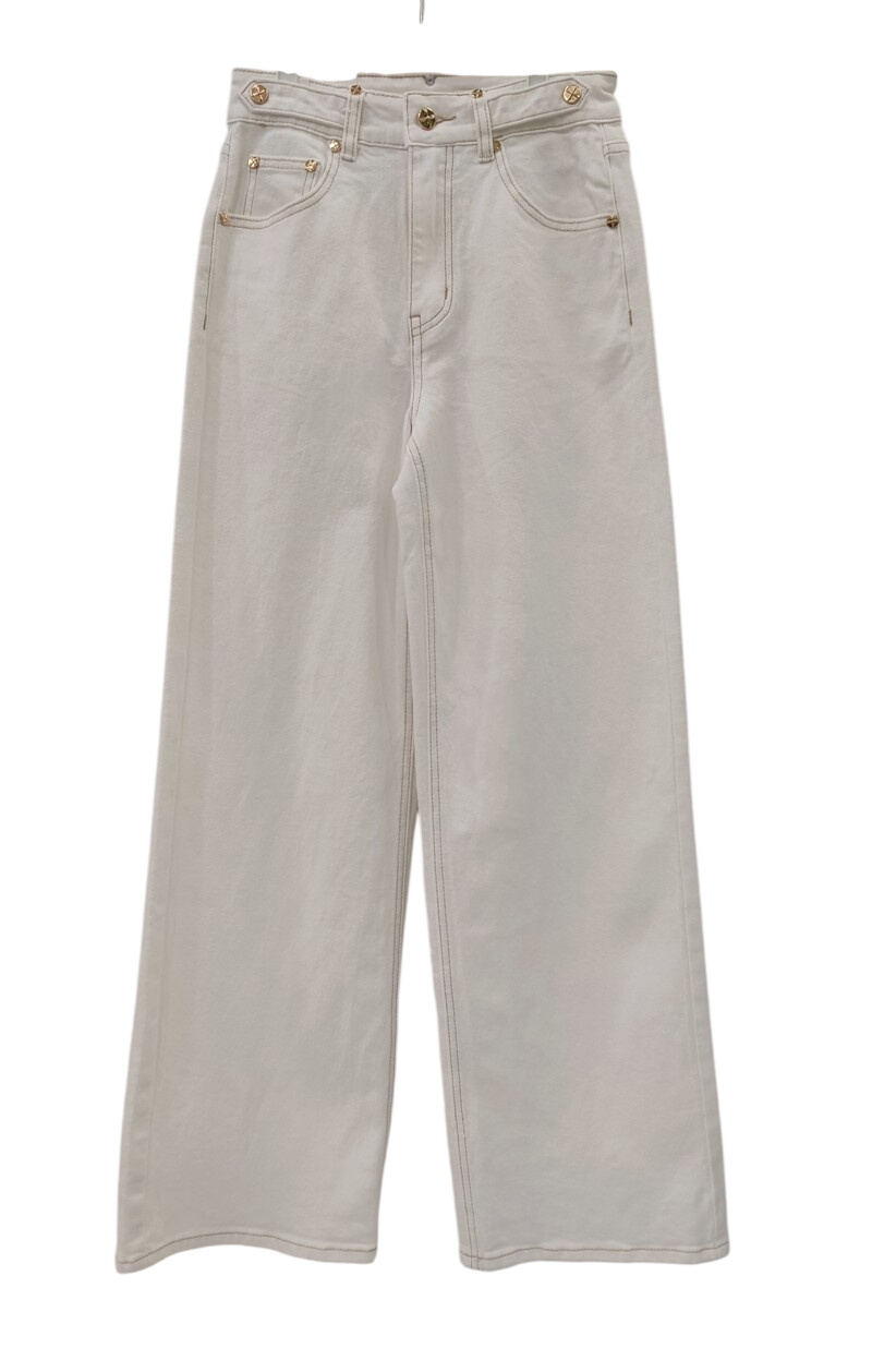 Pantalón vaquero blanco o marfil claro de chica, corte ancho recto, denim con costuras visibles, cintura alta, bolsillos tipo