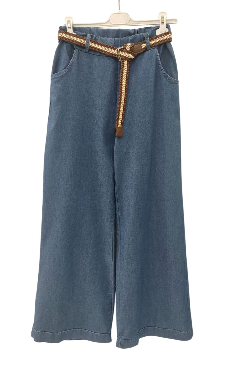Pantalón denim flojo azul medio para chica, corte holgado hasta el suelo, cinturón de soga trenzada marrón y beige, bolsillos