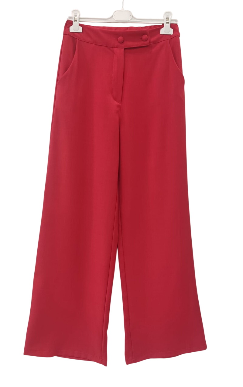 Pantalón ancho de chica en color rojo vibrante, cintura alta con cinturilla ancha y dos botones decorativos, bolsillos inclin