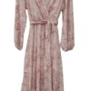 Vestido largo cruzado de tejido translúcido en tono rosado pálido con estampado floral grande, mangas largas abullonadas y sú