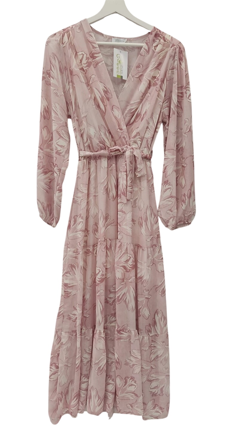 Vestido largo cruzado de tejido translúcido en tono rosado pálido con estampado floral grande, mangas largas abullonadas y sú