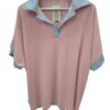 Camiseta con cuello de camisa para chica, de rayas verticales rosa pastel, cuello polo en contraste azul y blanco y manga con