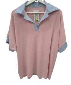 Camiseta con cuello de camisa para chica, de rayas verticales rosa pastel, cuello polo en contraste azul y blanco y manga con