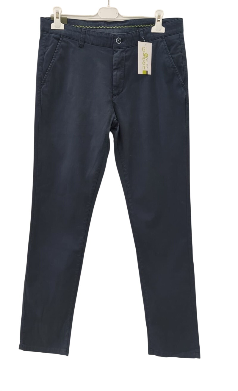 Pantalón tipo chino para chico en azul oscuro, corte recto, tejido de algodón, cierre frontal con botón y cremallera, bolsos