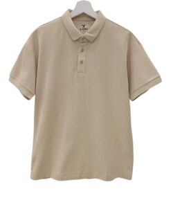 Polo de chico en color beige monocolor, manga corta, cuello camisero clásico y tapeta de tres botones, corte recto y tejido