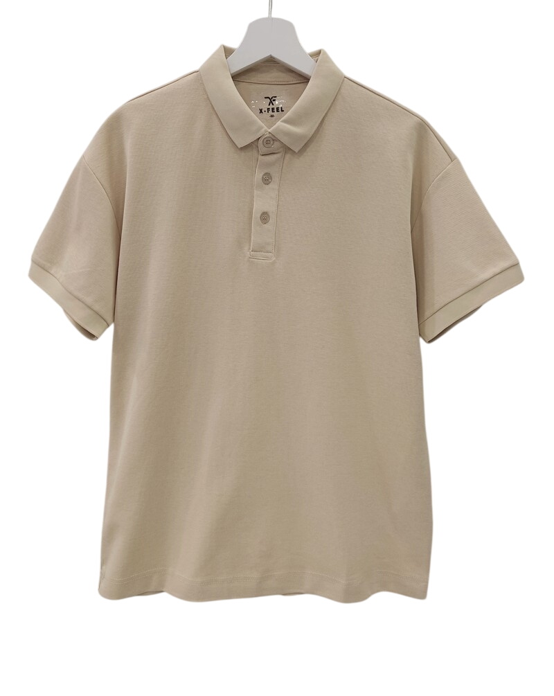 Polo de chico en color beige monocolor, manga corta, cuello camisero clásico y tapeta de tres botones, corte recto y tejido