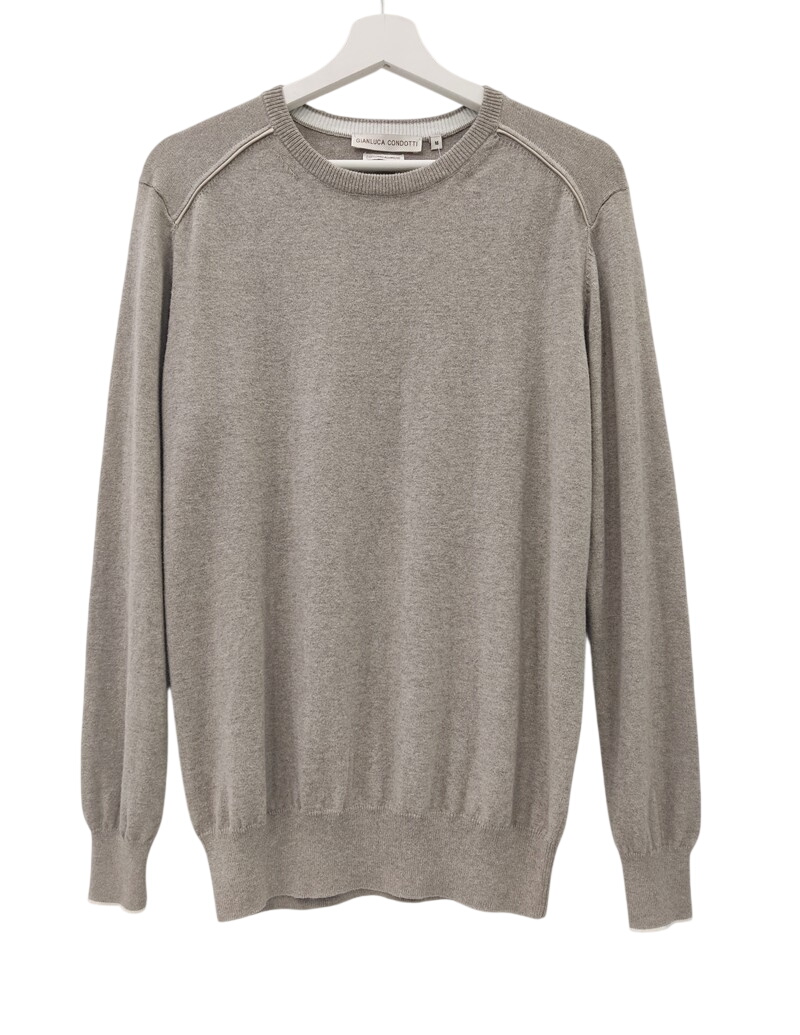 Jersey de chico en punto fino gris medio, tejido suave y elástico, cuello redondo acanalado y hombros ligeramente caídos