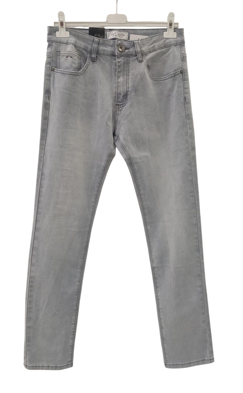 Pantalón vaquero gris claro de chico, corte recto, cinco bolsillos, efecto desgastado y detalle metálico en bolsillo
