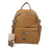 Mochila de polipiel en color camel, tamaño mediano, con cierre de cremallera metálica y llavero de oso de peluche en el bolso