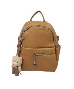 Mochila de polipiel en color camel, tamaño mediano, con cierre de cremallera metálica y llavero de oso de peluche en el bolso
