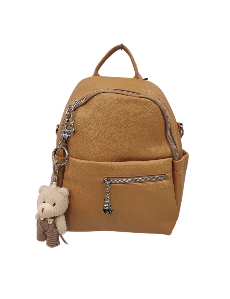 Mochila de polipiel en color camel, tamaño mediano, con cierre de cremallera metálica y llavero de oso de peluche en el bolso