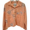 Chaqueta denim para chica en tono salmón pastel, de algodón, corte recto, bordado floral crema y beige, bolsillos delanteros