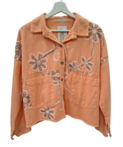 Chaqueta denim para chica en tono salmón pastel, de algodón, corte recto, bordado floral crema y beige, bolsillos delanteros