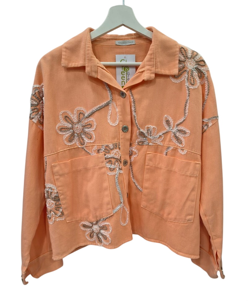 Chaqueta denim para chica en tono salmón pastel, de algodón, corte recto, bordado floral crema y beige, bolsillos delanteros