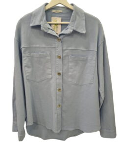 Sobrecamisa denim monocolor para chica en gris azulado, corte holgado, dos bolsillos de pecho y botones metálicos de color en