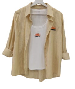 Conjunto de camisa oversize de rayas verticales en tonos arena y blanco para chica con motivo bordado de sol e inscripción 'S