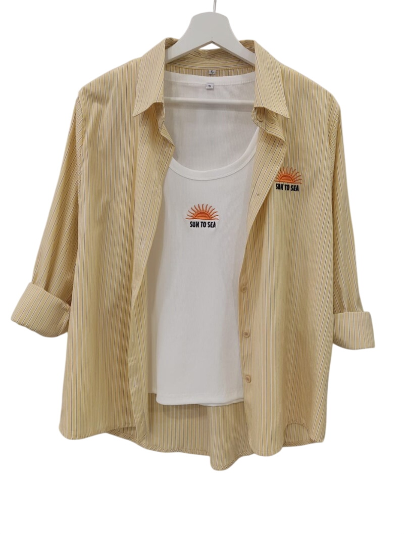 Conjunto de camisa oversize de rayas verticales en tonos arena y blanco para chica con motivo bordado de sol e inscripción 'S
