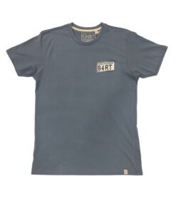 Camiseta azul grisáceo de algodón para chico, corte recto, cuello redondo y manga corta, con parche rectangular tipo placa en