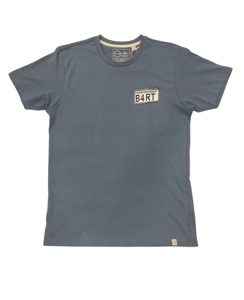 Camiseta azul grisáceo de algodón para chico, corte recto, cuello redondo y manga corta, con parche rectangular tipo placa en