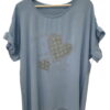Camiseta de chica en azul claro, tejido con textura arrugada, corte holgado, mangas cortas con nudo, estampado de corazones y