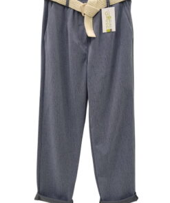 Pantalón de punto tipo chino para chica en azul grisáceo con cinturón trenzado crudo, corte recto, cintura elástica y bolsos