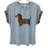 Camiseta azul claro de chica con corte recto, mangas cortas con vuelta y animal print, figura bordada de perro salchicha en j